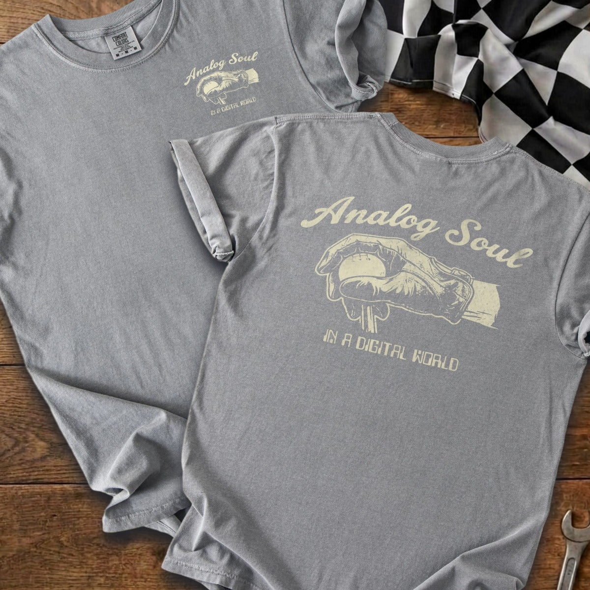 Gray t-shirt with "Analog Soul" and vintage hand graphic with text "IN A DIGITAL WORLD".